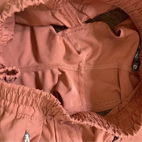 Vuori Womens athletic Dash shorts pockets S - Picture 2 of 8